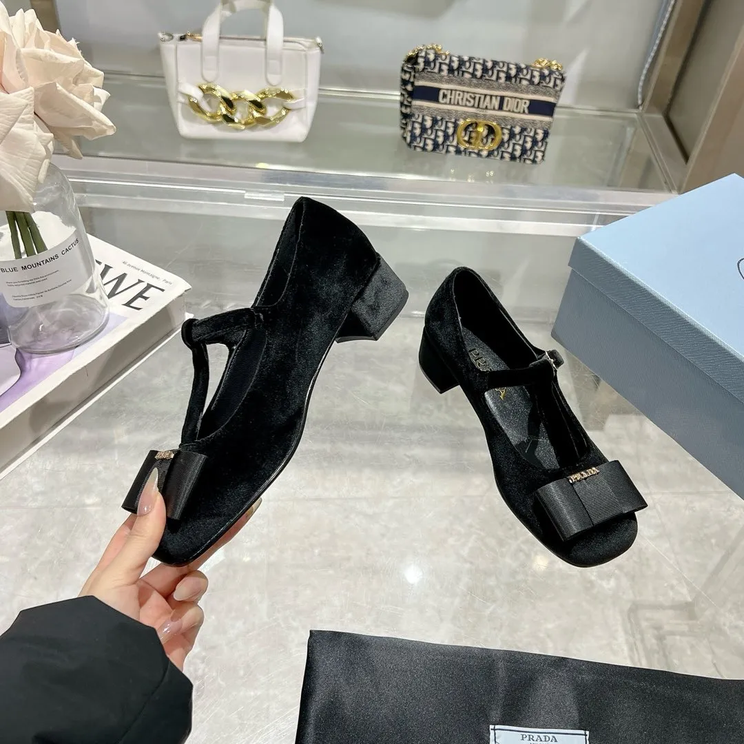 👟👟Ex-factory price 540👟👟 Prada 25ss early spring new model 🌟 Recommended by major bloggers in Xiaohongshu, showing classic charm. Injection-molded leather outsole, imported mixed-breed sheep lining. These velvet-textured pumps combine elegance with modern sophistication, and the delicate bow adds a romantic touch. The upper is decorated with grosgrain bow and metal buckle. Metal letter logo. Decorated with metal letter logo. Velvet texture covered heel with height 4.5cm. Size: 35 to 40 (41 is custom-made and cannot be returned or exchanged)